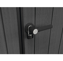 Schloss an einer Gartentür mit Griff