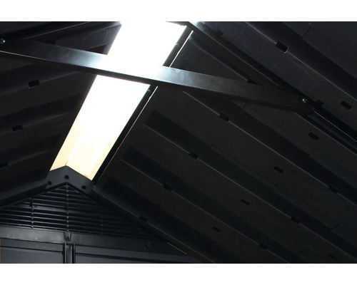 Innenansicht eines Gerätehauses mit Oberlicht