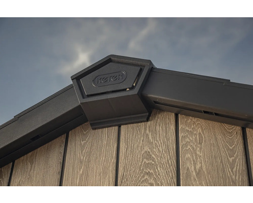 Detailansicht eines Gartenhauses mit Keter Logo.
