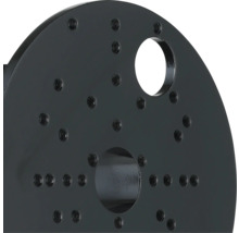 Schwarze Metallscheibe mit Schraublöchern und Öffnungen