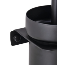 Detailansicht eines schwarzen Kerzenhalters zur Wandmontage.