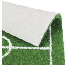 Kunstrasen mit Fußballfeldmarkierung