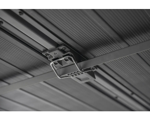 Detailansicht vom Dach eines Gerätehauses mit Verbindungselementen.