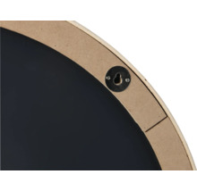 Detailansicht der Rückseite eines runden Wandspiegels mit Aufhängevorrichtung.