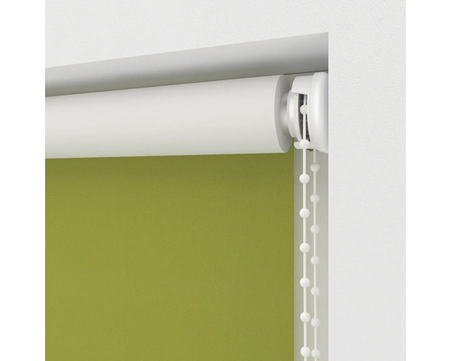 Grüne Rollos im Detail mit Kettenzug