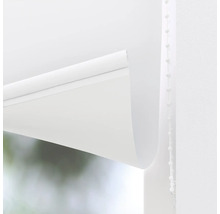 Nahaufnahme eines weißen Rollos mit Bedienkette