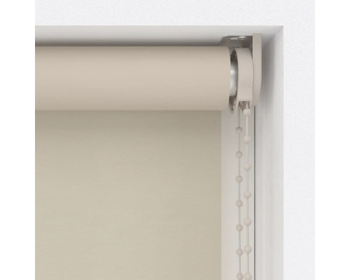 Beige Seitenzug-Rollo im Fensterrahmen