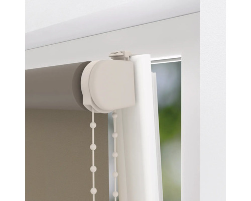 Detailansicht eines Rollos mit Kettenzug zur Fensterdekoration