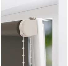 Detailansicht eines Rollos mit Kettenzug zur Fensterdekoration