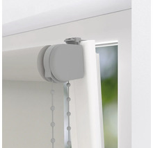 Detailansicht eines Rollos mit Kettenzug am Fenster