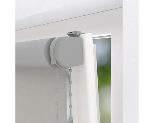 Detailansicht einer Rollos mit Kettenzug am Fenster