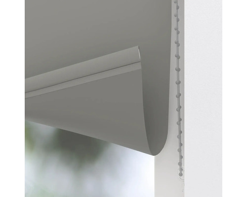 Graue Rollo mit Kettenzug zur Fensterdekoration