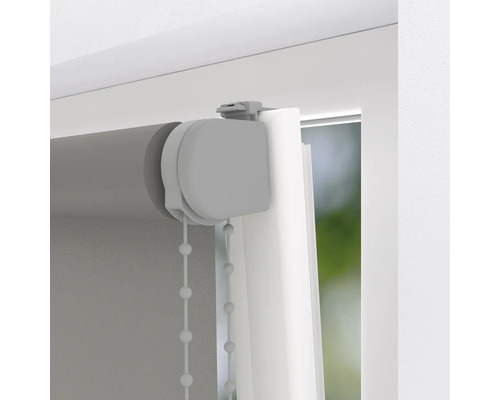 Graues Rollo am Fenster mit Kettenzug