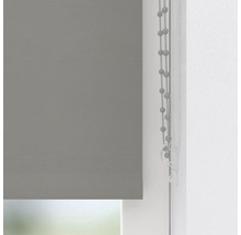 Graues Rollo mit Perlenkette am Fenster