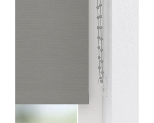Graues Rollo mit Perlenkette am Fenster