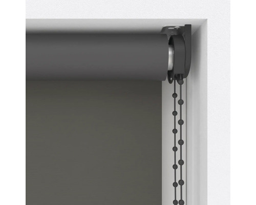 Graues Rollo mit Kettenzug am Fenster