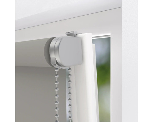 Detailansicht eines Rollos mit Kettenzug am Fenster
