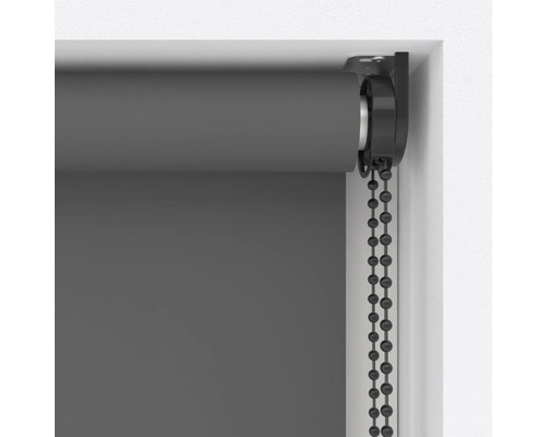 Detailansicht einer grauen Rollos mit Kettenzug am Fenster