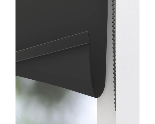 Detailaufnahme eines schwarzen Rollos mit Kettenzug zur Fensterverdunklung.