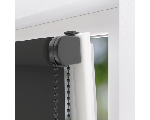 Detailaufnahme eines schwarzen Rollos am Fenster mit Kettenzugbedienung