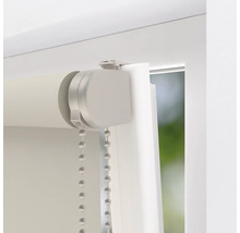 Nahaufnahme einer weißen Fensterjalousie mit Kettenzug