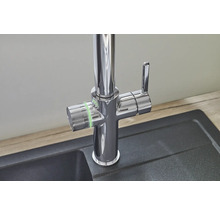 Küchenarmatur mit separatem Trinkwasserhahn montiert in einer Spüle