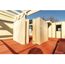 Holzbausatz auf einer roten Holzoberfläche