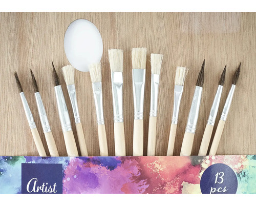 Farbmischpalette Holz 30x40 cm Ein Set aus dreizehn Künstlerpinseln mit Holzgriffen und unterschiedlichen Pinselformen.