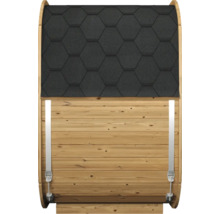 Seitenansicht einer Fasssauna mit einem Dach aus sechseckigen Schindeln und Holzbohlen, die durch Metallspannbänder fixiert sind.