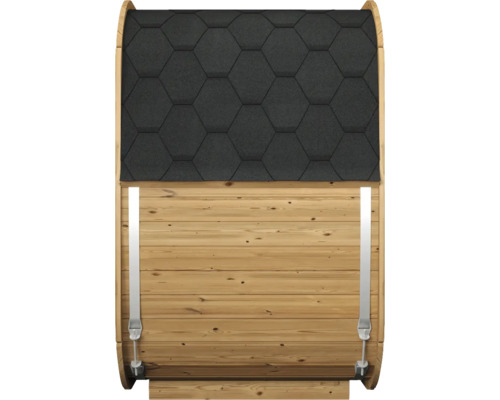 Seitenansicht einer Fasssauna mit einem Dach aus sechseckigen Schindeln und Holzbohlen, die durch Metallspannbänder fixiert sind.