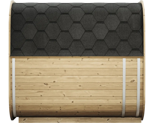 Seitenansicht einer Fasssauna aus Holzbohlen mit hexagonalen Dachschindeln und Spannbändern aus Metall.