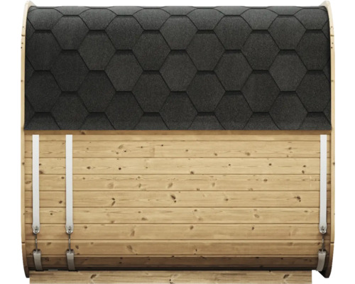 Seitenansicht einer Fasssauna mit hexagonalen Dachschindeln und Holzbohlen, gesichert durch Spannbänder aus Metall.