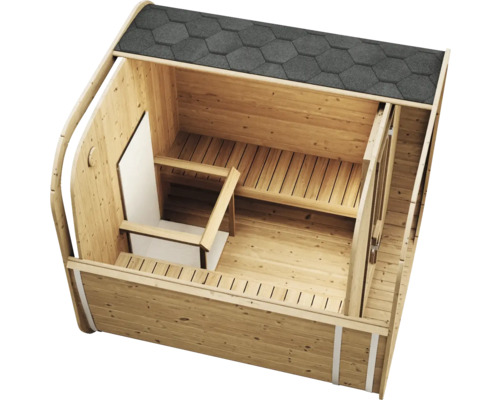 Innenansicht einer Fasssauna aus Holz mit Holzbänken, Ofenschutzgitter und Dachschindeln.