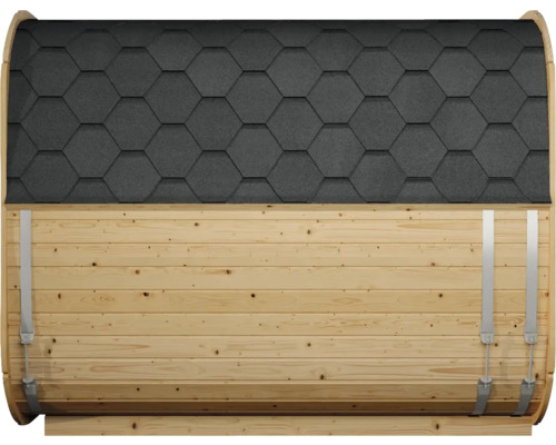 Seitenansicht einer Fasssauna aus hellem Holz mit schwarzen Bitumenschindeln in Wabenform und Spannbändern aus Metall.