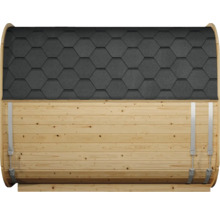 Seitenansicht eines Saunafasses aus Holz mit sechseckigen Bitumenschindeln auf dem Dach und Spannbändern aus Metall.