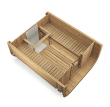 Innenansicht einer Fasssauna aus Holz mit zwei Sitzbänken, Bodenrost und Hitzeschutzplatte für einen Saunaofen.