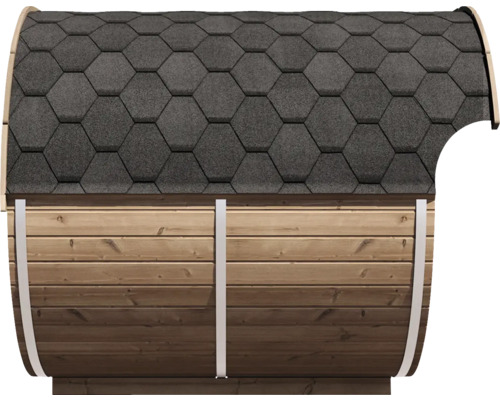 Seitenansicht einer Fasssauna aus Holzbohlen mit dunklem sechseckigem Schindeldach und Spannbändern aus Metall.