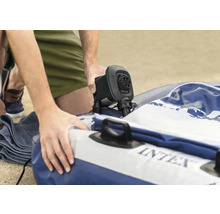 Person pumpt ein aufblasbares Produkt mit einer elektrischen Luftpumpe von Intex auf