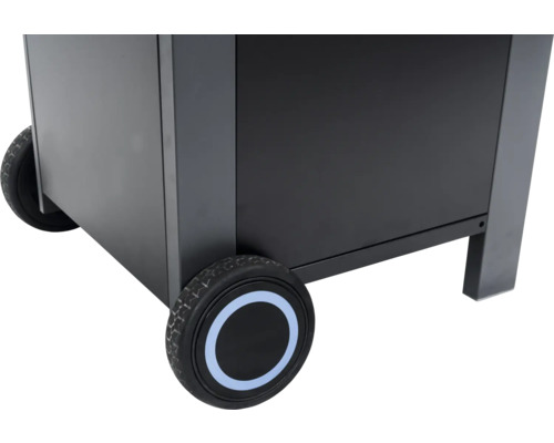 Detailansicht eines schwarzen Grills mit Rädern für den einfachen Transport