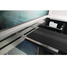 Detailansicht eines Aquariums mit Beleuchtung und Aluminiumrahmen