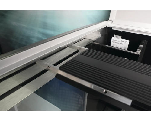 Detailansicht eines Aquariums mit Beleuchtung und Aluminiumrahmen