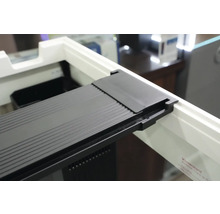 Detailansicht einer Aquarienabdeckung mit Beleuchtung