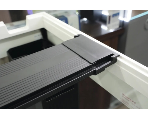 Detailansicht einer Aquarienabdeckung mit Beleuchtung