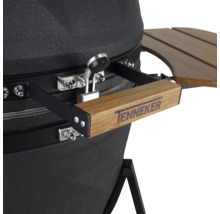 Detailansicht eines Tenneker Grills mit Holzgriff und Seitentisch.