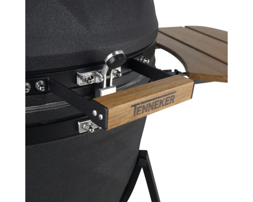 Detailansicht eines Tenneker Grills mit Holzgriff und Seitentisch.