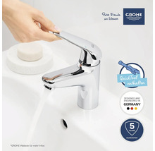 Glänzender Waschtischmischer mit Wasserhahn auf einem Waschbecken, inklusive QuickTool und fünf Jahre Garantie