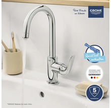Verchromter Waschtischmischer mit fließendem Wasser und Grohe Logo