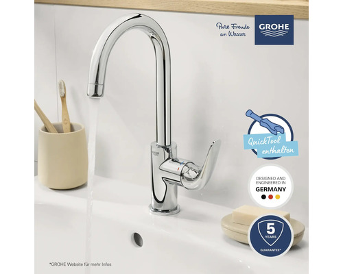 Verchromter Waschtischmischer mit fließendem Wasser und Grohe Logo