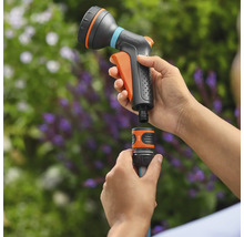 Gartendusche wird mit einem Gartenschlauch verbunden. Das Produkt besteht aus Kunststoff.