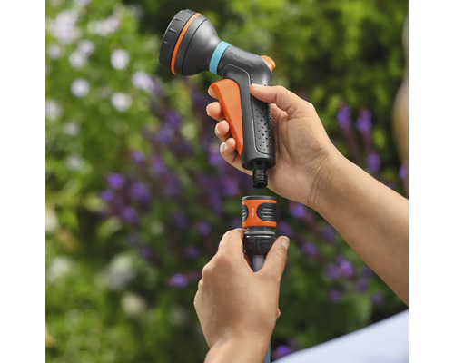 Gartendusche wird mit einem Gartenschlauch verbunden. Das Produkt besteht aus Kunststoff.